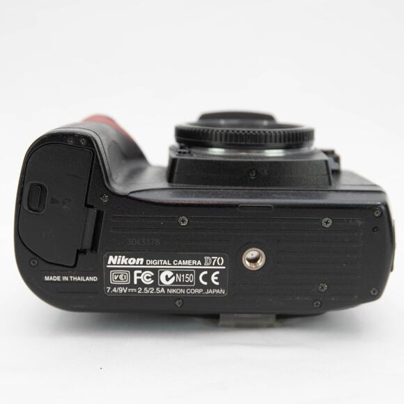 Nikon D70 6.1MP Digital SLR Camera Body With Accessories - Picture 8 of 15